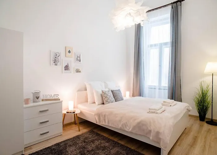 Comfy, Renewed 3 Bedroom Apt In Center