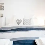 Comfy, Renewed 3 Bedroom Apt In Center