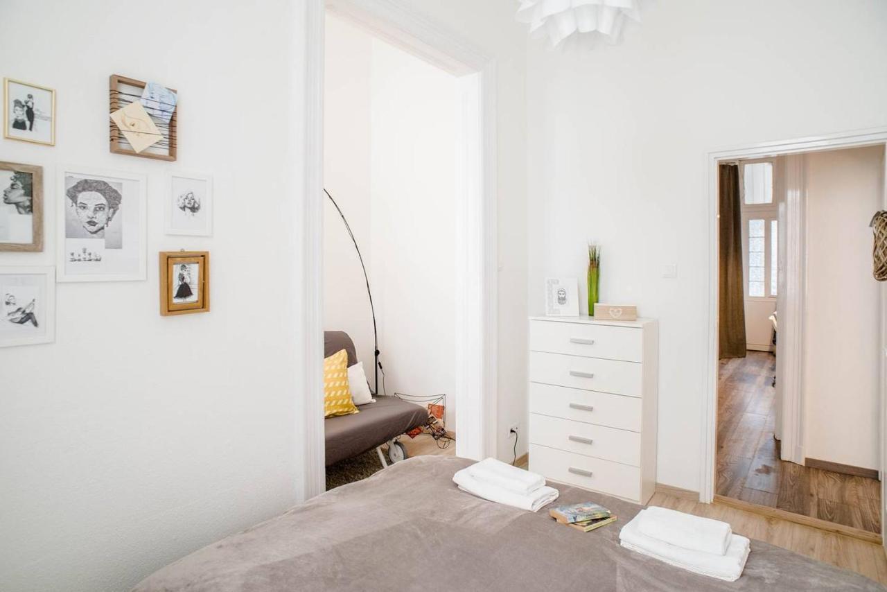 Comfy, Renewed 3 Bedroom In Center Apartament