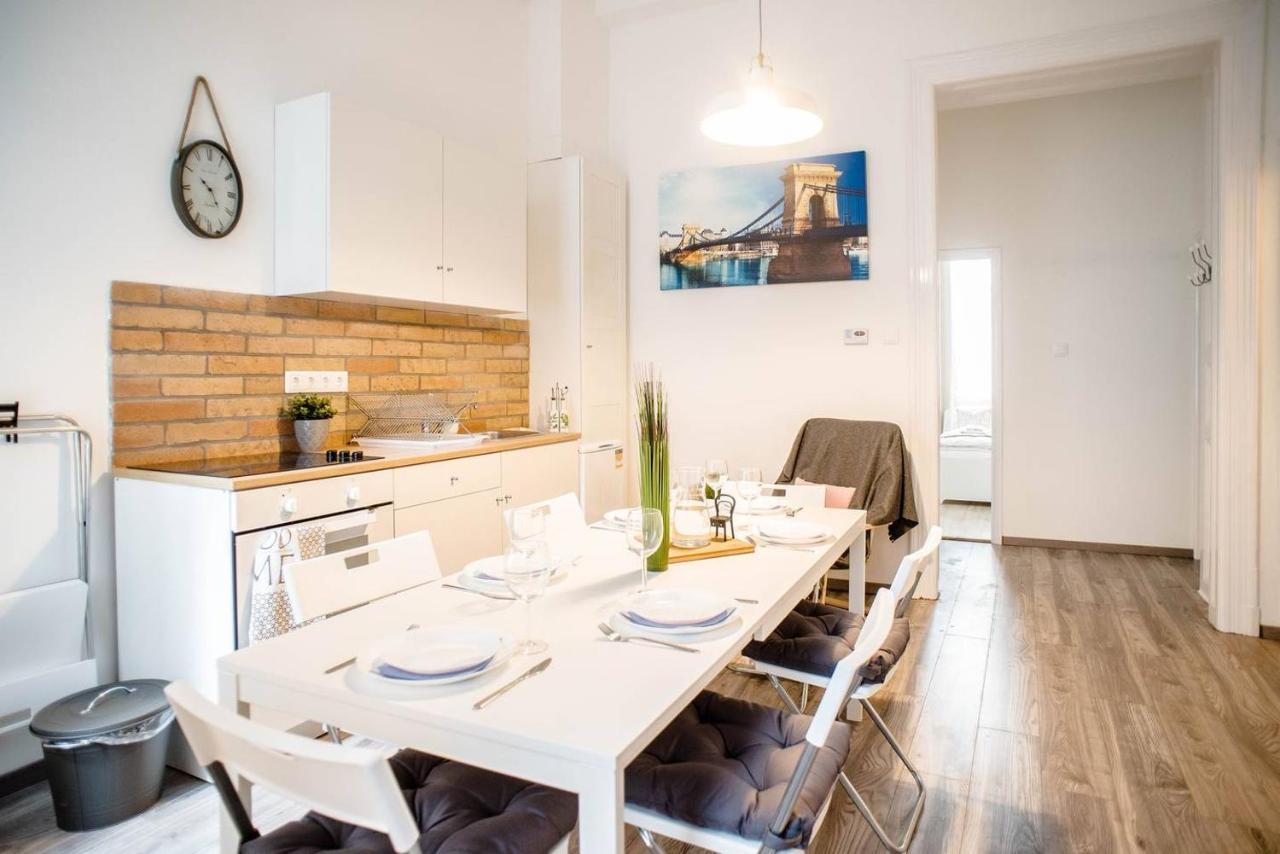Comfy, Renewed 3 Bedroom In Center Apartment *