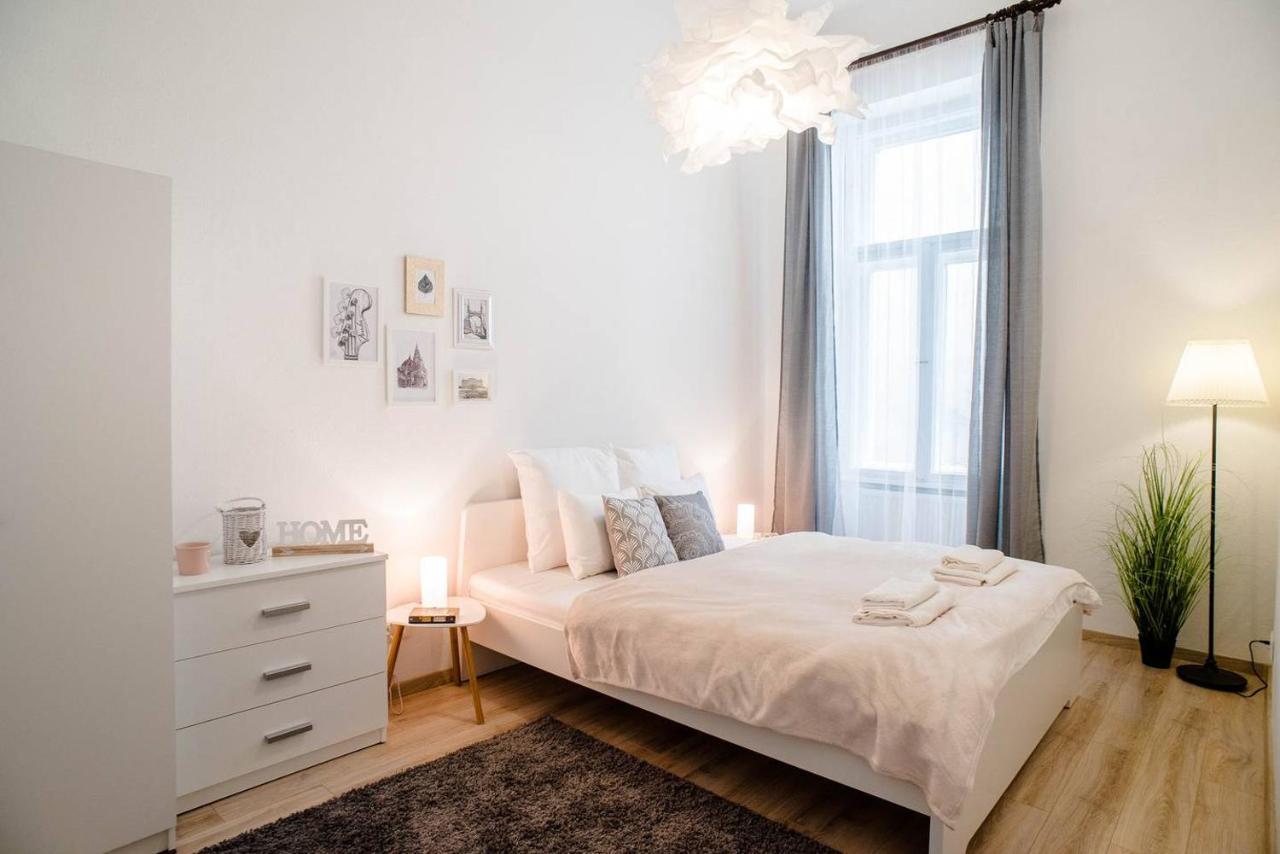 Comfy, Renewed 3 Bedroom In Center Apartment