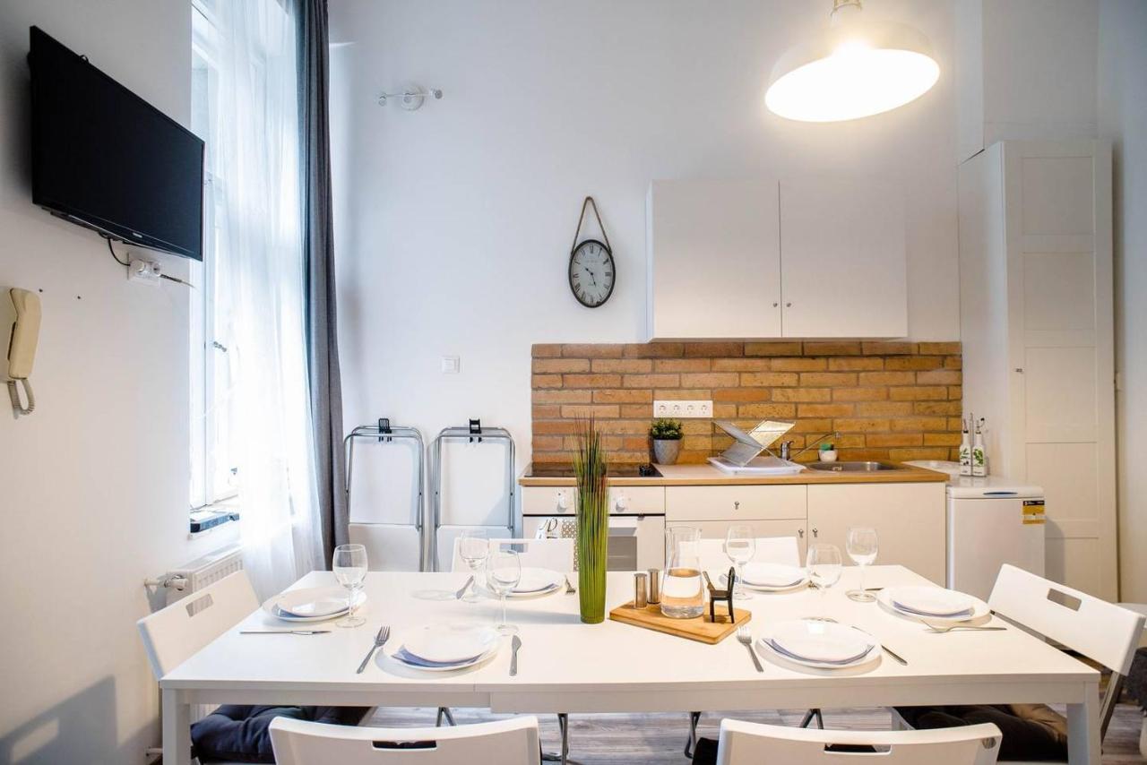 Comfy, Renewed 3 Bedroom In Center Apartament