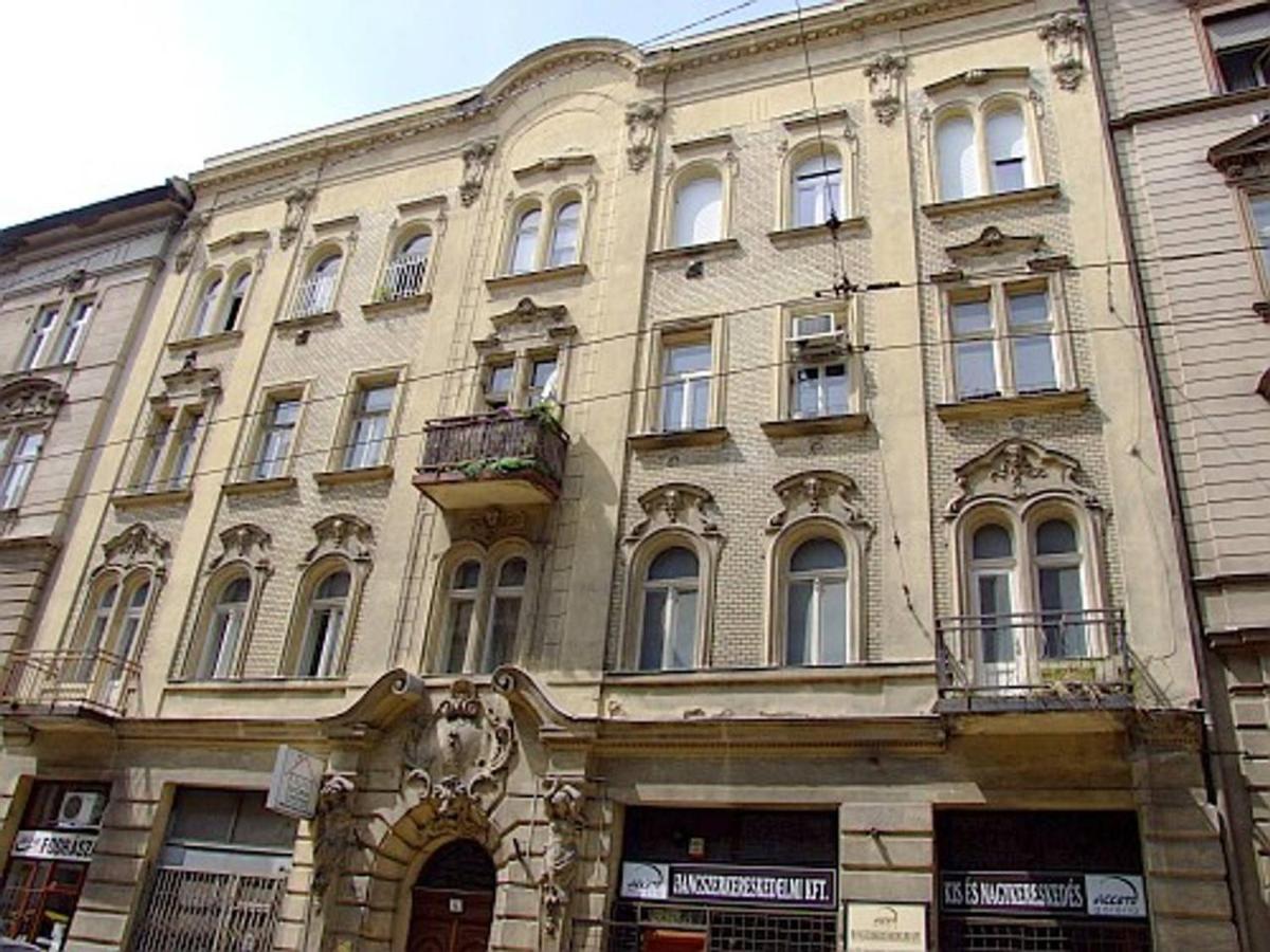 Comfy, Renewed 3 Bedroom In Center Apartament